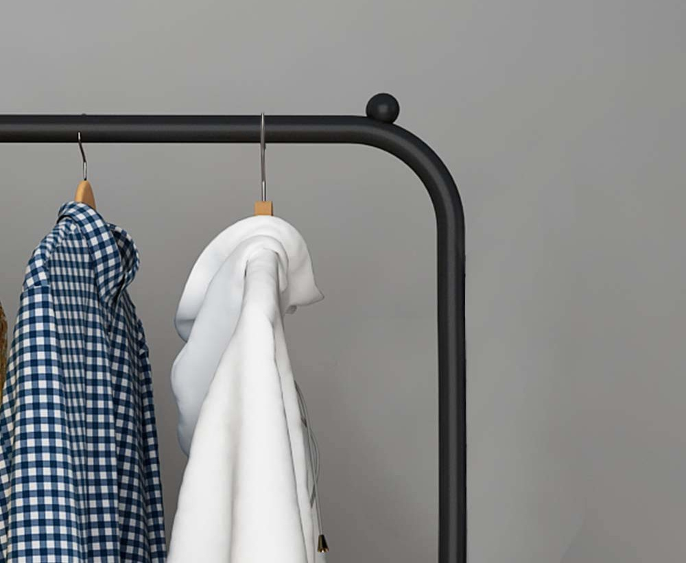 praktický stojan na oblečenie